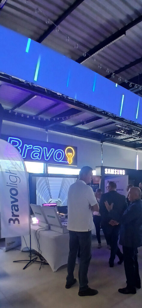 A Bravo LED-es reklámtáblája